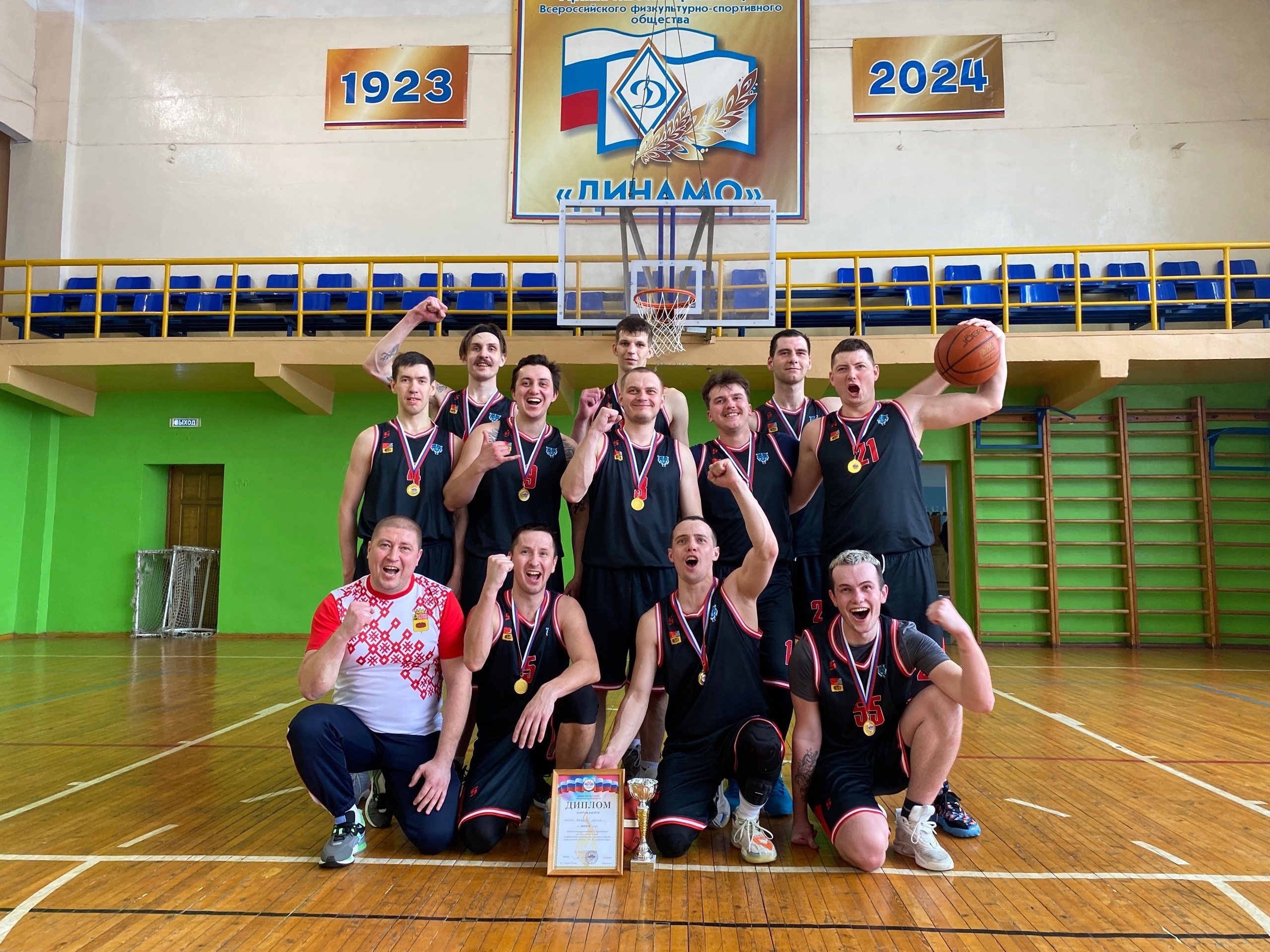 Мужская сборная Вельского района по баскетболу заняла первое место в 58-х Беломорских играх.