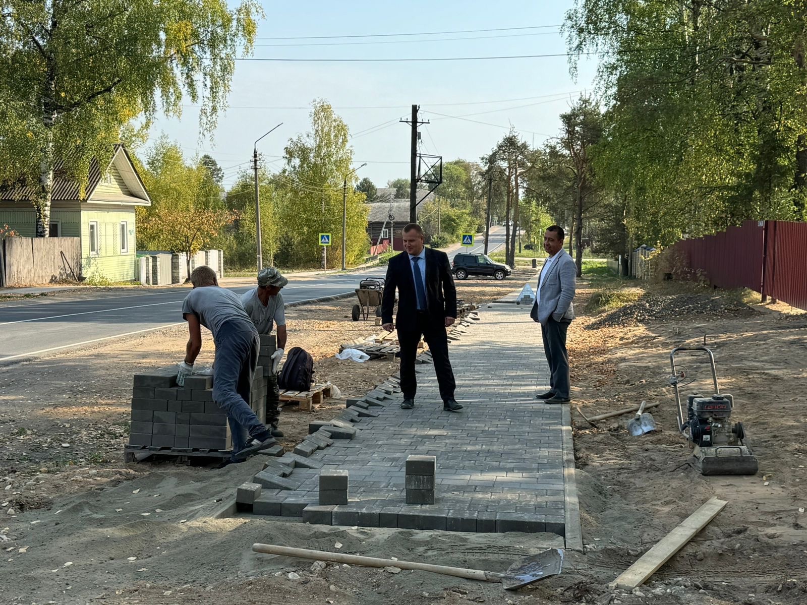 Вчера глава района Андрей Гуляев и глава городского поселения «Вельское» Андрей Дьячков осмотрели готовность объекта благоустройства на улице 1 Мая..