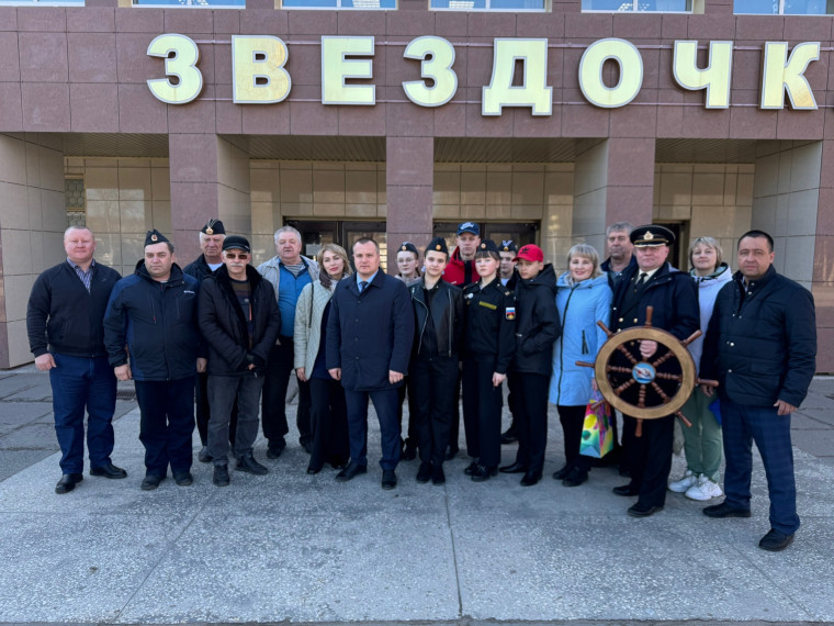 Сегодня на палубе ПТБ – 5 состоялось торжественное построение, посвященное 40-й годовщине подъема Андреевского флага на корабле. В мероприятии приняла участие делегация из Вельского района.. Сегодня на палубе ПТБ – 5 состоялось торжественное построение, посвященное 40-й годовщине подъема Андреевского флага на корабле. В мероприятии приняла участие делегация из Вельского района..